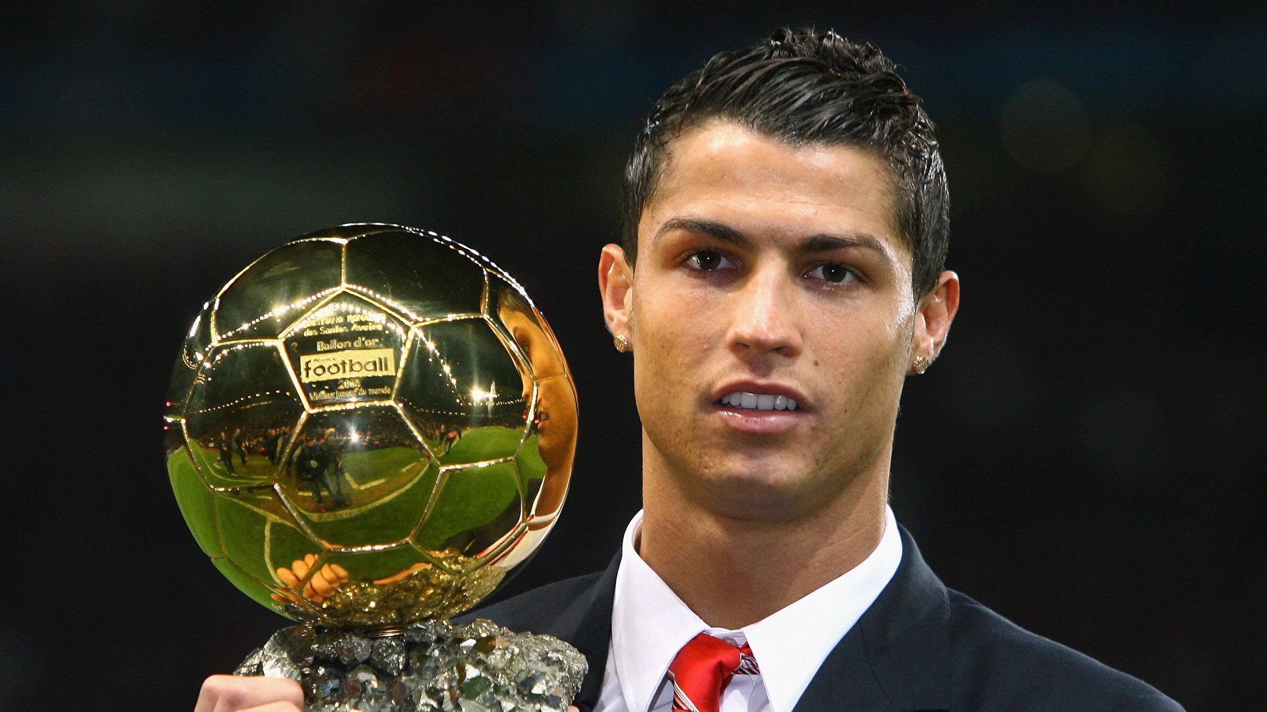 国际足球联赛中球队之间的对抗异常激烈，足球比赛对抗